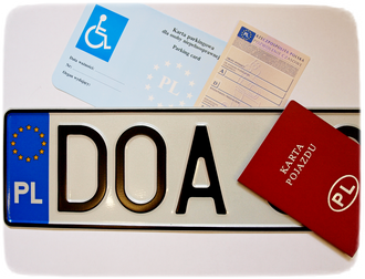 Na zdjęciu widać rejestrację z powiatu oławskiego - DOA, kartę pojazdu, dowód rejestracyjny i kartę parkingową dla osób niepełnosprawnych.