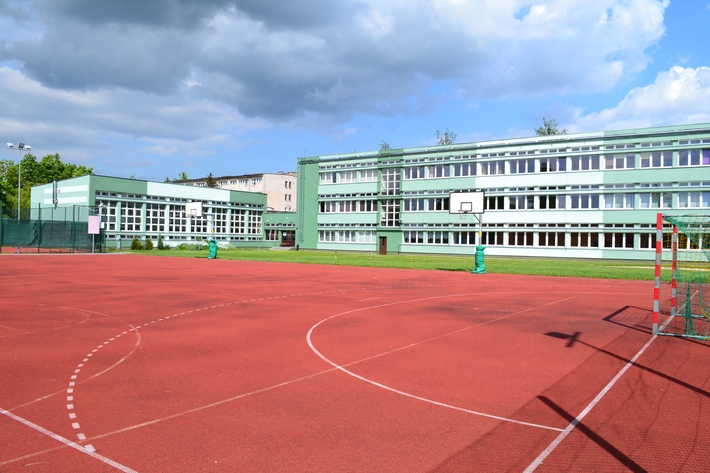 Centrum Kształcenia Zawodowego i Ustawicznego w Oławie wraz z boiskiem szkolnym.