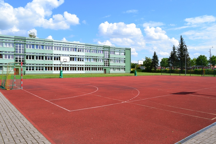 Centrum Kształcenia Zawodowego i Ustawicznego w Oławie wraz z boiskiem szkolnym.